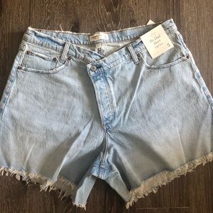 Abercrombie & Fitch Curve Love High Rise Dad Short in size 33/16.
